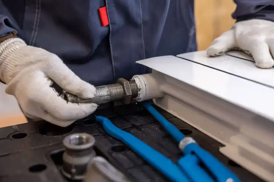 Handwerker montiert einen Heizkörper