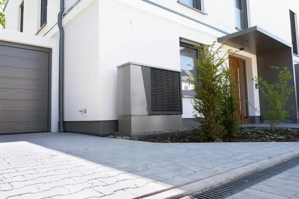 Wärmepumpe vor einem Einfamilienhaus